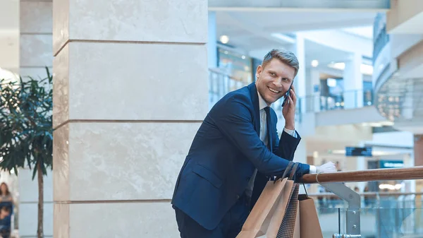 Joven Hombre Negocios Sonriente Hablando Por Teléfono —  Fotos de Stock