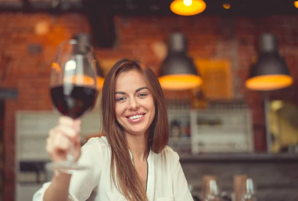 Leende Flicka Med Ett Glas Vin Restaurang — Stockfoto