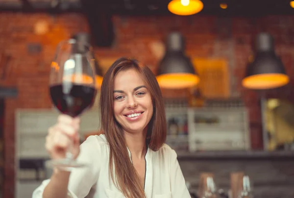 Mladá Usměvavá Dívka Sklenicí Vína Restauraci — Stock fotografie