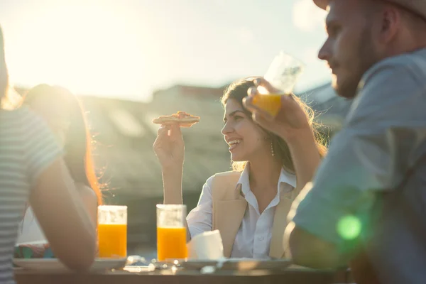 Junge Lächelnde Menschen Auf Einer Party Freien — Stockfoto