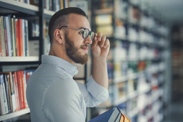 Joven Estudiante Con Libros Biblioteca —  Fotos de Stock