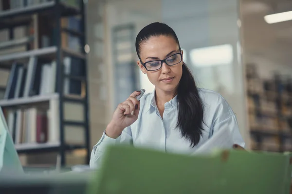 Attraente Giovane Donna Affari Lavoro — Foto Stock