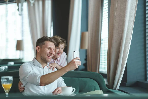 Vater Und Sohn Machen Selfie Restaurant — Stockfoto