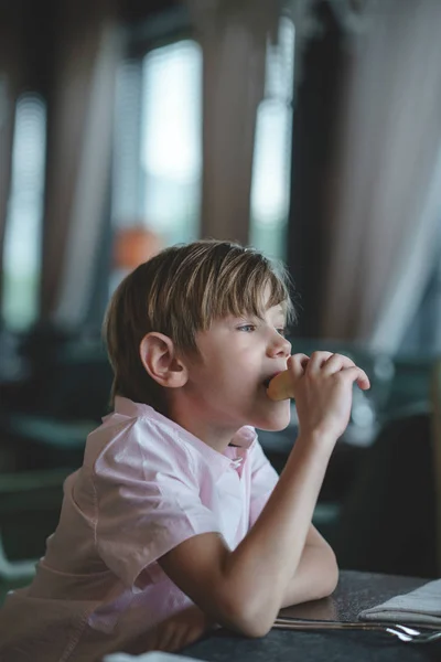 Lille Pojken Äta Paj Ett Café — Stockfoto