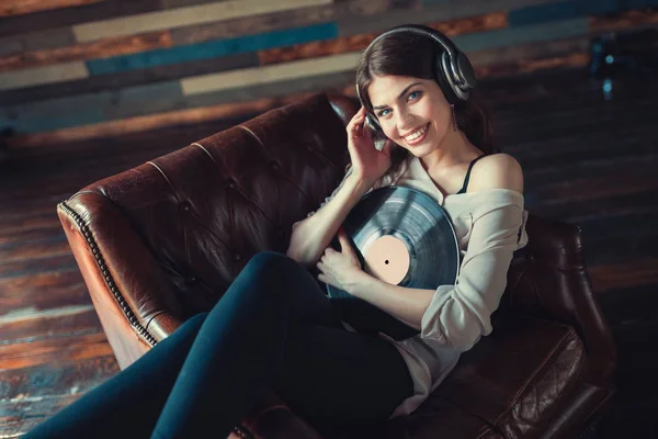 Χαμογελαστή Κοπέλα Ακούγοντας Μουσική Εσωτερικούς Χώρους — Φωτογραφία Αρχείου