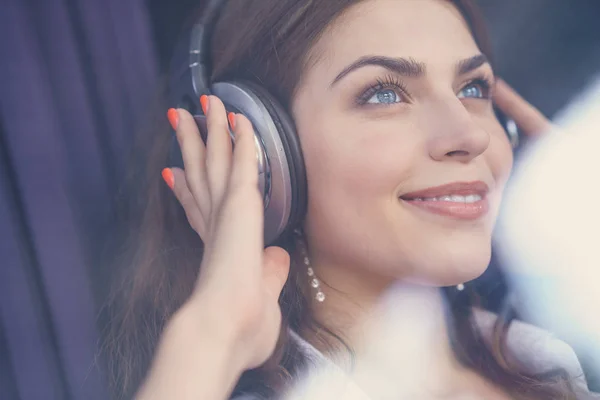 Smiling Young Girl Listening Music Headphones — Stock Photo, Image