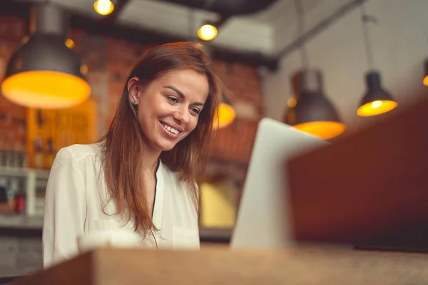 Smiling Young Woman Laptop Work Indoors — Stock Photo, Image