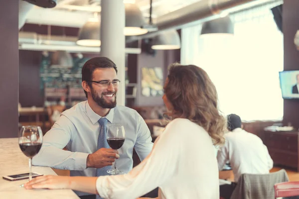 Lachende Collega Met Glazen Wijn Aan Bar — Stockfoto