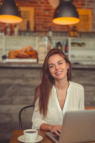 Smiling Young Woman Laptop Cafe — Stock Photo, Image