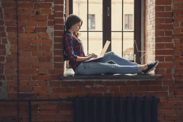 Jovem Mulher Atraente Com Laptop Sótão — Fotografia de Stock