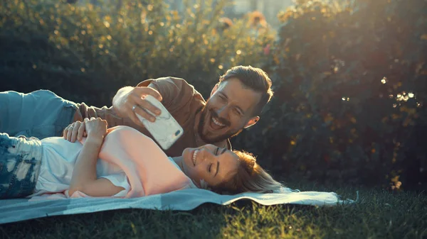 Young Couple Doing Selfie Lawn — Stock Photo, Image