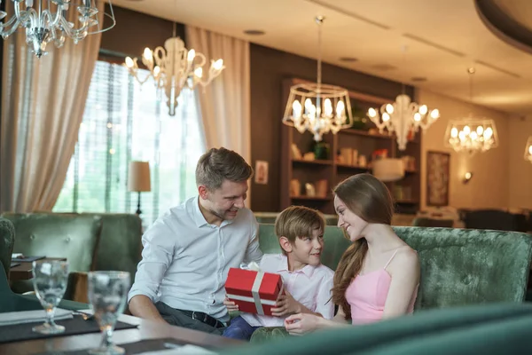 Jeune Famille Avec Cadeau Dans Restaurant — Photo