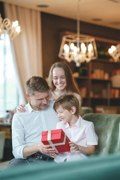 Junge Familie Mit Einem Geschenk Restaurant — Stockfoto