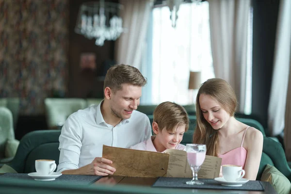 Junge Familie Mit Kind Restaurant — Stockfoto