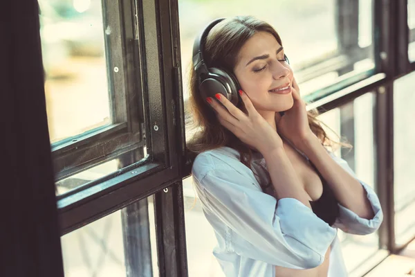 Chica Joven Escuchando Música Los Auriculares Interiores — Foto de Stock