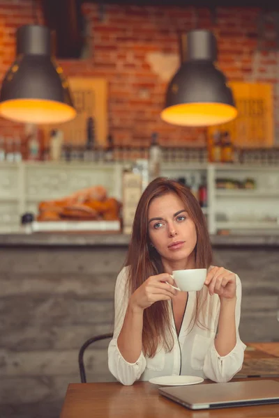 Chica Joven Con Una Taza Café Café —  Fotos de Stock