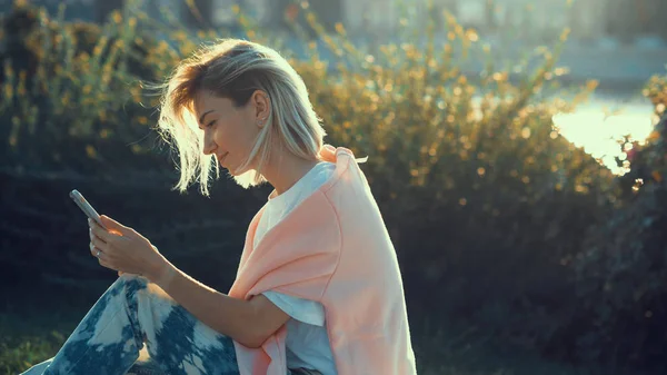 Jeune Fille Avec Téléphone Vacances — Photo