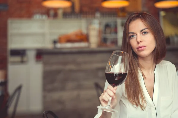 Jong Meisje Met Een Glas Wijn Een Restaurant — Stockfoto