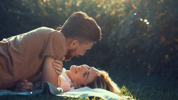 Young Happy Couple Lawn — Stock Photo, Image