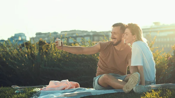 Young Happy Couple Doing Selfie Lawn — Stock Photo, Image