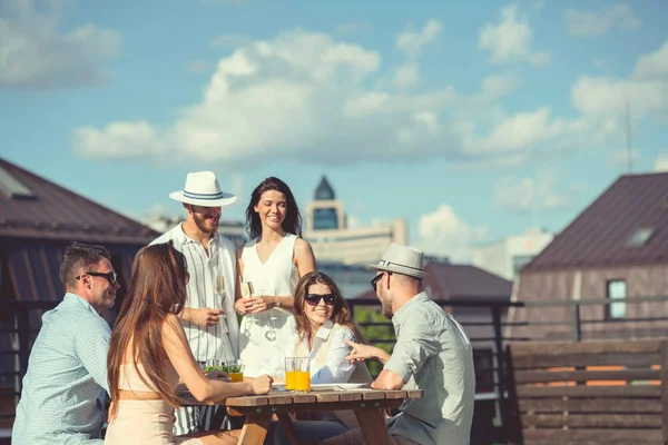 Jugendliche Bei Einer Party Auf Dem Dach — Stockfoto