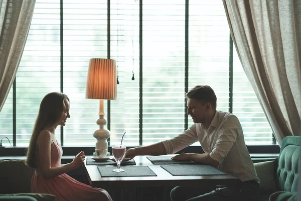 Junges Paar Bei Einem Romantischen Date Einem Restaurant — Stockfoto