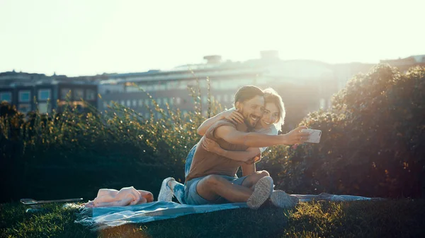 Young Hugging Couple Makes Selfie Park — Stock Photo, Image