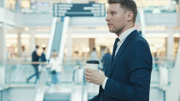 Junger Lächelnder Geschäftsmann Mit Kaffee Einem Geschäft — Stockfoto