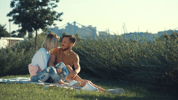 Jovem Casal Sorridente Parque — Fotografia de Stock