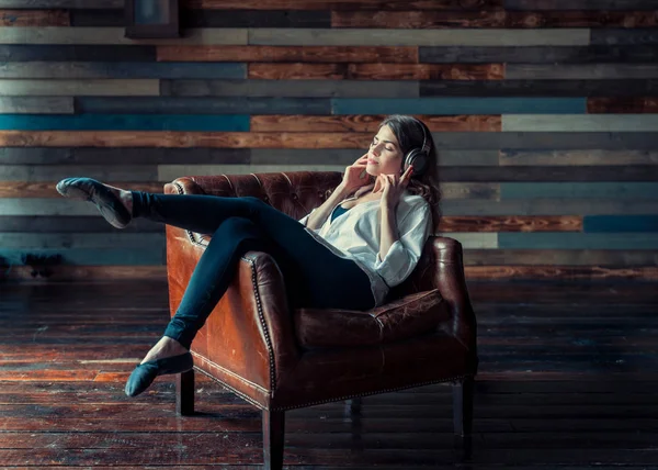 Mujer Joven Escuchando Música Los Auriculares Interiores —  Fotos de Stock