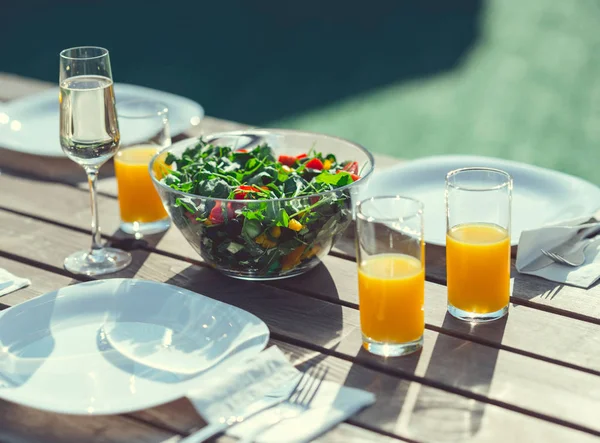 Tavolo Con Pasto Una Festa All Aperto — Foto Stock