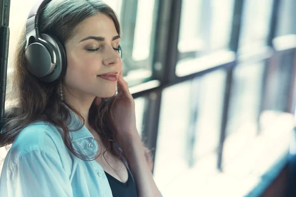 Schönes Mädchen Hört Musik Über Kopfhörer Haus — Stockfoto