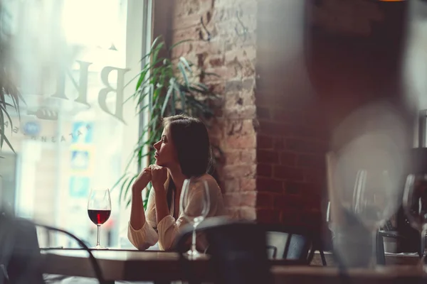 Attraktiva Flicka Med Ett Glas Rött Vin Inomhus — Stockfoto