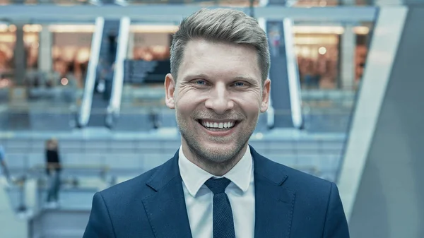 Hombre Negocios Sonriente Con Traje Tienda —  Fotos de Stock