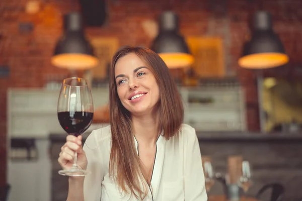 Χαμογελαστό Κορίτσι Ένα Ποτήρι Κόκκινο Κρασί Ένα Εστιατόριο — Φωτογραφία Αρχείου