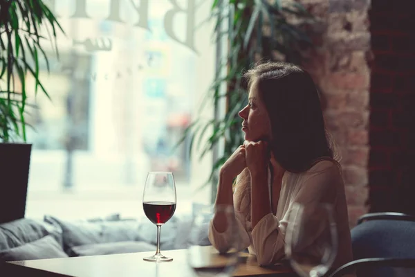 Bir Bardak Kırmızı Şarap Kapalı Çekici Genç Kızla — Stok fotoğraf