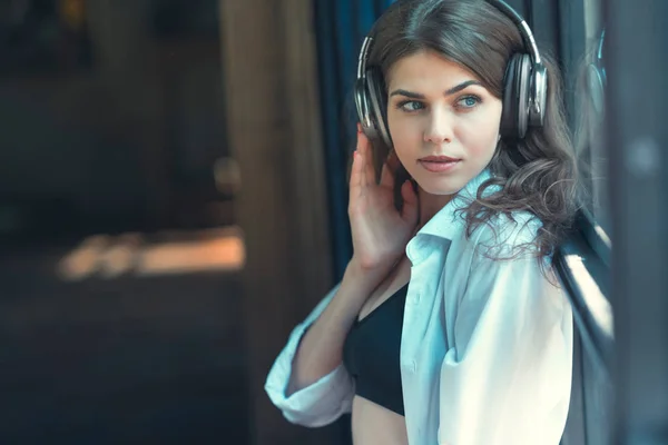 Joven Chica Atractiva Escuchando Música Interiores — Foto de Stock