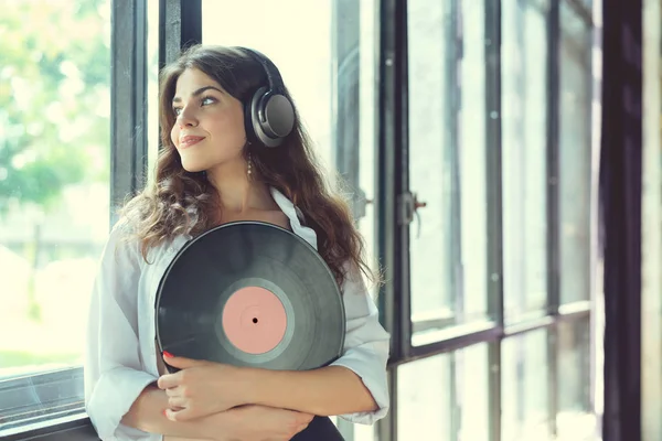 Mujer Atractiva Joven Con Auriculares Junto Ventana — Foto de Stock