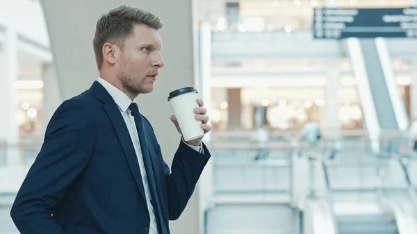 Jovem Empresário Com Café Uma Loja — Fotografia de Stock