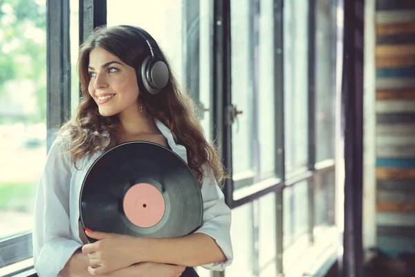 Jovem Mulher Ouvir Música Fones Ouvido Dentro Casa — Fotografia de Stock