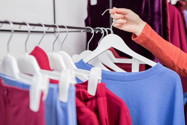 Mano Femenina Con Una Percha Tienda — Foto de Stock