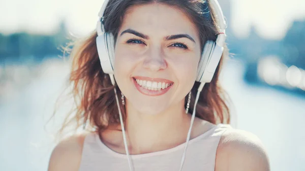 Feliz Chica Sonriente Escuchar Música Aire Libre —  Fotos de Stock