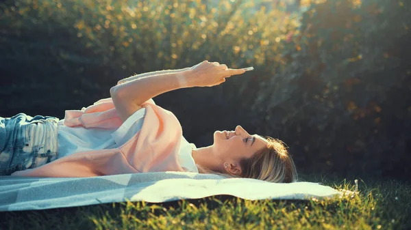 Happy Young Girl Phone Lawn — Stock Photo, Image