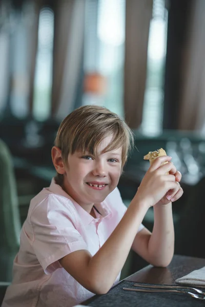 Ragazzino Con Pezzo Torta Caffè — Foto Stock