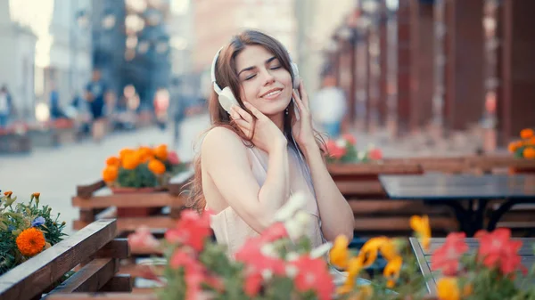 Lächelndes Junges Mädchen Hört Musik Über Kopfhörer Freien — Stockfoto