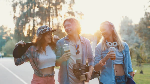 Jóvenes Sonriendo Con Patinetas Parque —  Fotos de Stock