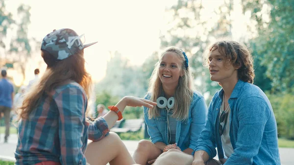 Young Smiling Friends Vacation — Stock Photo, Image