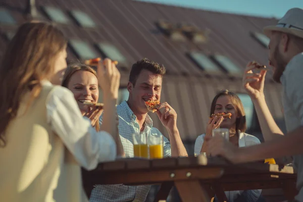 Junge Freunde Essen Pizza Auf Einer Party — Stockfoto