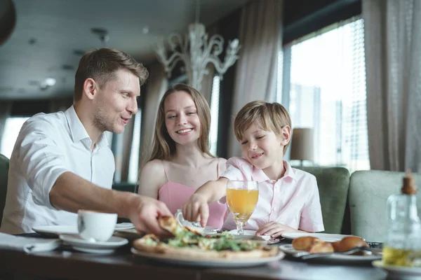 Famiglia Giovane Con Bambino Ristorante — Foto Stock