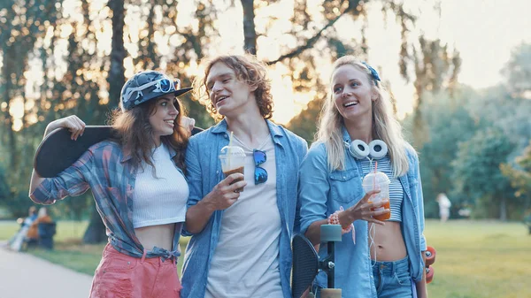 Jeunes Amis Avec Skateboards Été — Photo